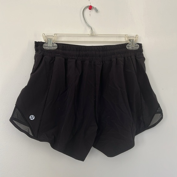Lululemon Hotty Hot Short II *2.5" Black | SIZE: 8 y’all - Picture 6 of 6